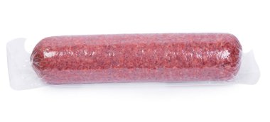 Süpürge paketlenmiş salam sosisi beyaz arka planda izole edilmiş.