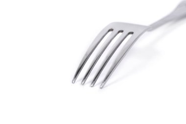 Beyaz zemin üzerinde paslanmaz çelik çatal izole