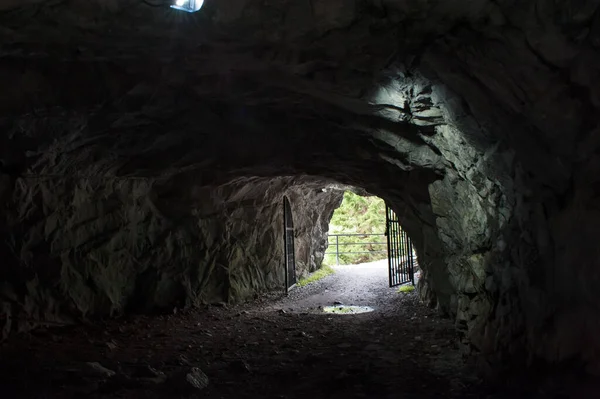 Entrada Caverna Rochosa Dentro — Fotografia de Stock