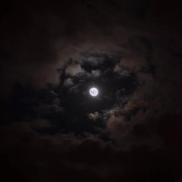 Pleine Lune Dans Ciel Nocturne Avec Des Nuages — Photo