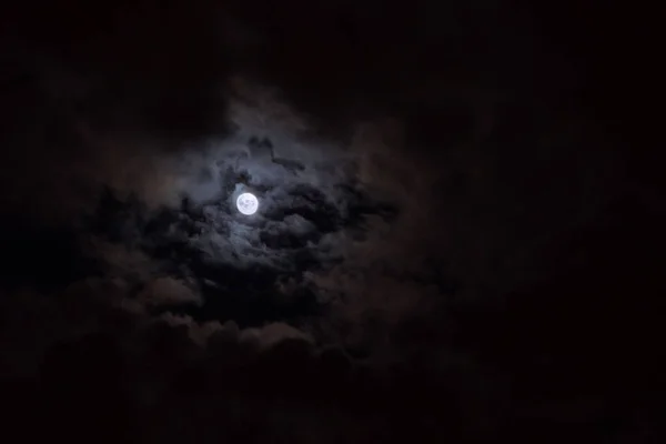 雲に覆われた夜空の満月 — ストック写真