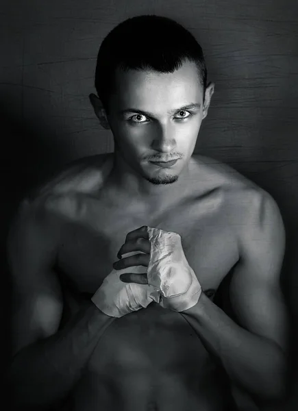 深色背景的严肃的年轻拳击手 — 图库照片
