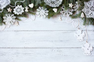 Noel Beyaz ahşap arka plan ağaç, kar taneleri ve melek dallarında ile