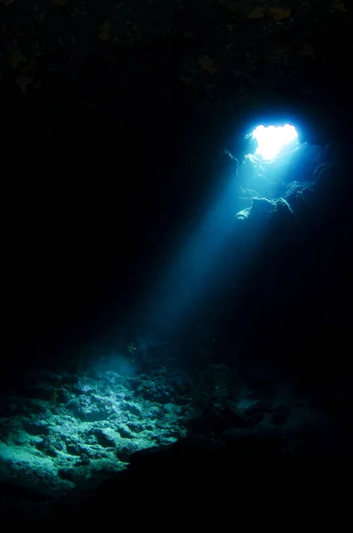 Zonlicht Met Donkere Grot Onderwater — Stockfoto