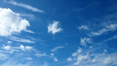 Kümülüs ve mavi gökyüzü ile incecik bulutlar