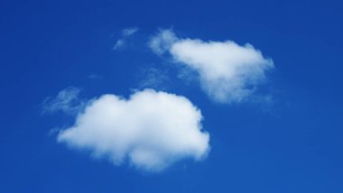 Cumulus bulutları mavi gökyüzü ile