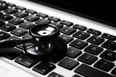 Klavyede yerleştirilen stetoskop baş yakın çekim