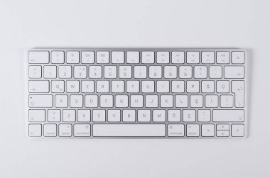 beyaz zemin üzerinde kablosuz klavye