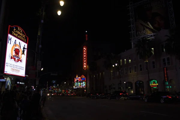 ロサンゼルスの高層ビルの宮殿米国カリフォルニア観光旅行ハリウッド名声のウォークハリウッド大通り中国の劇場の夜の光 — ストック写真