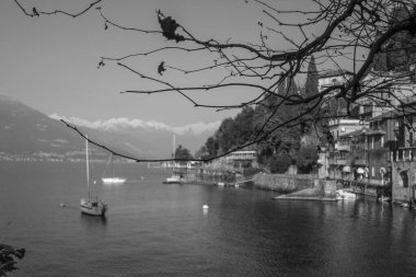 İtalya Varenna Gölü Dağ Su Platformu Şehir Turizmi Panorama Ufku Tekne Caddesi Köprüsü Sahil Kıyı Bölgesi 'ni ziyaret etti