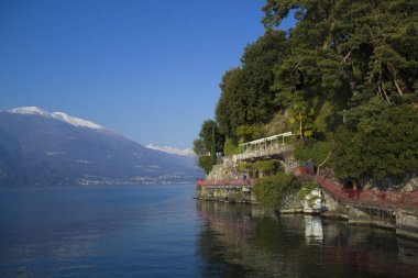İtalya Varenna Gölü Dağ Su Platformu Şehir Turizmi Panorama Ufku Tekne Caddesi Köprüsü Sahil Kıyı Bölgesi 'ni ziyaret etti