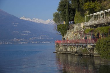 İtalya Varenna Gölü Dağ Su Platformu Şehir Turizmi Panorama Ufku Tekne Caddesi Köprüsü Sahil Kıyı Bölgesi 'ni ziyaret etti