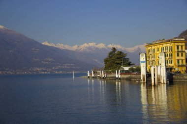 Gün batımı dağ manzarası ufku Varenna İtalya 'yı ziyaret ediyor.