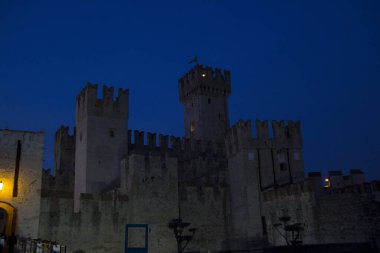 Sirmione şehri turizm gezisi Garda Gölü Gece Işığı Kalesi Tarihi