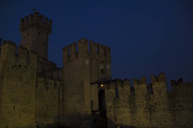 Sirmione şehri turizm gezisi Garda Gölü Gece Işığı Kalesi Tarihi