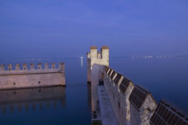 Sirmione şehri İtalya seyahat tarihi kalesi Garda Gölü 'ne