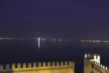 Sirmione şehri turizm gezisi Garda Gölü Gece Işığı Kalesi Tarihi