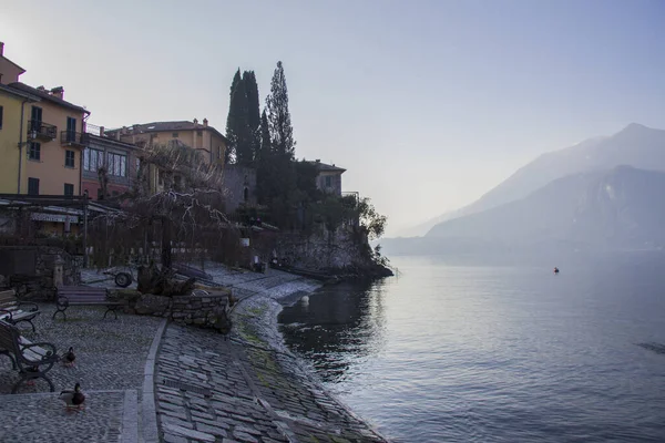 湖の夕日山自然景観地平線観光 Varenna Italy — ストック写真