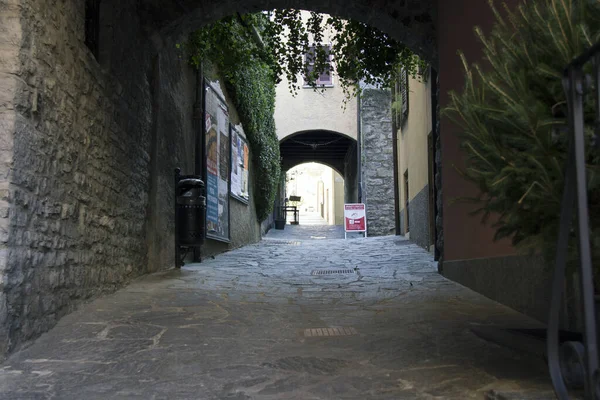 Italien Varenna See Gebirgslandschaft Stadt Tourismus Besuch Horizont Straße Küstenblick — Stockfoto