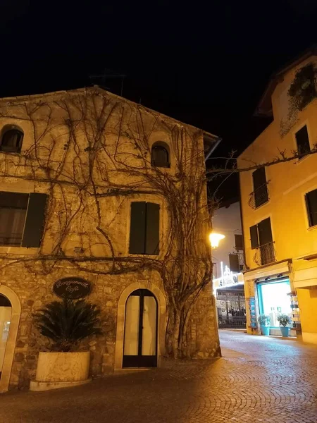 Sirmione Stadt Tourismus Besuch Italien Gardasee Nacht Licht Straße Burg — Stockfoto