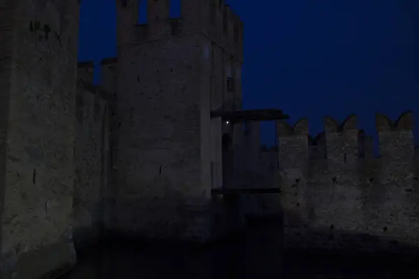 Sirmione Stadt Tourismus Besuch Italien Gardasee Nacht Licht Straße Burg — Stockfoto