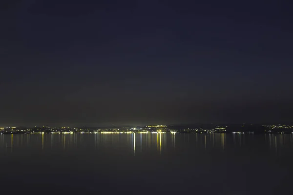 Sirmione Város Turisztikai Kirándulás Látogatás Olaszország Garda Éjszaka Fény Utca — Stock Fotó