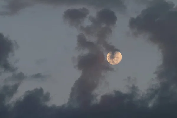 Ciel nuageux la nuit — Photo