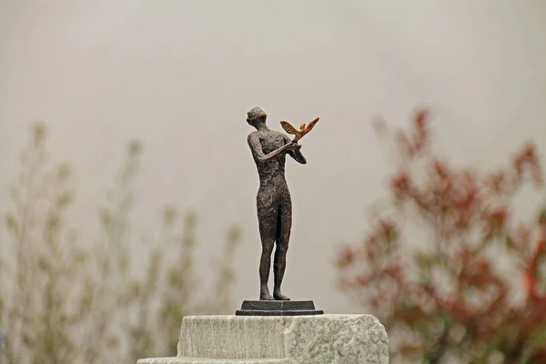 küçük bir barış heykeli