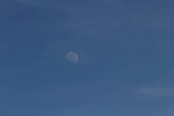 sky with increasing moon