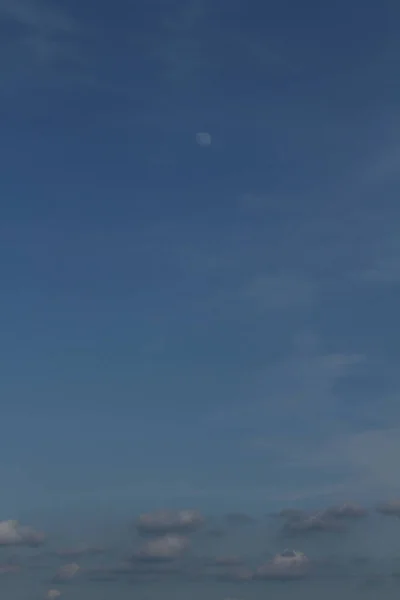 sky with increasing moon