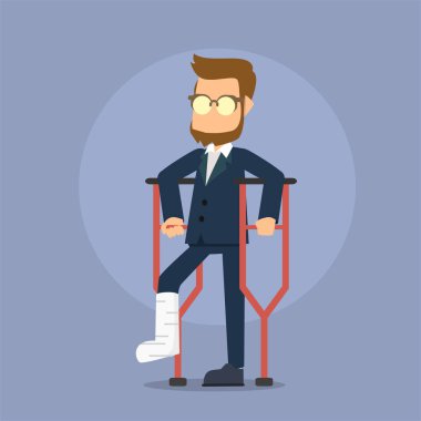 işadamı koltuk değneği ve kırık bir bacak üzerinde döküm gösterme