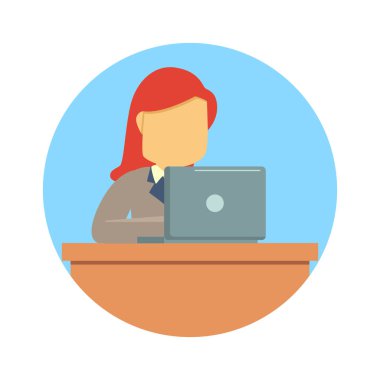laptop yanında çalışan iş kadın 