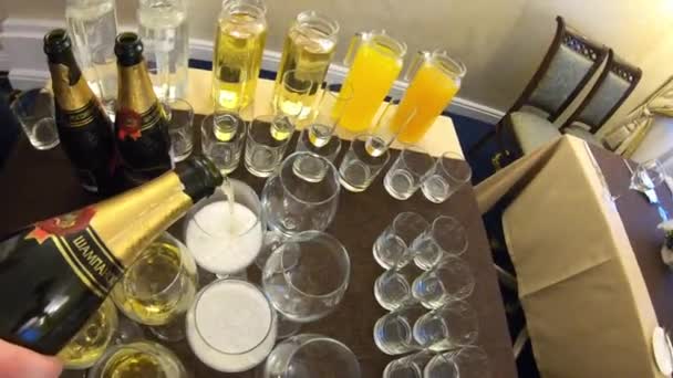 Serveur verse du champagne dans les verres stand-up repas — Video