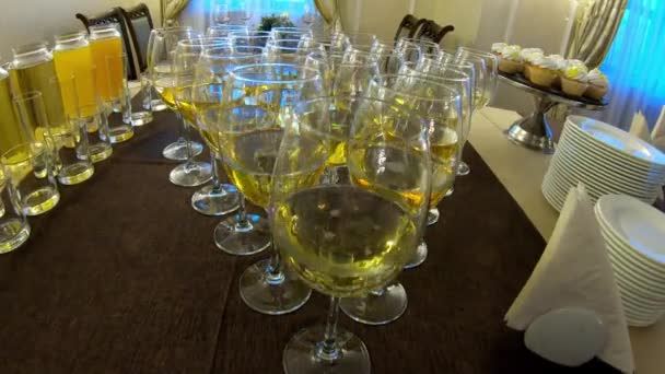 Coupes de champagne superbement debout sur une table à buffet lors d'une fête — Video