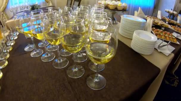 Красиво стоящие бокалы шампанского на шведском столе на вечеринке — стоковое видео