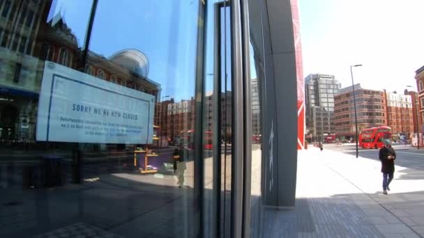 Londýn, Velká Británie, 22. března 2020: Coronavirus Londýn uzavírá opuštěné ulice. Železniční a stanice metra Victoria. Veřejná instituce v karanténě. POV. Zůstaň doma v nakažlivý slunečný den. Hyperlapse. — Stock video
