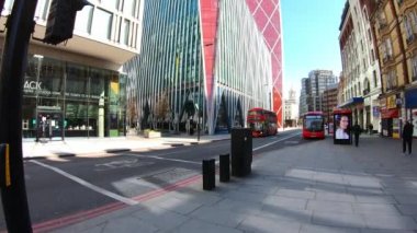 Londra, İngiltere, 22 Mart 2020: Coronavirus London tecrit sokakları. Victoria tren yolu ve metro istasyonu. Bakış açısı. Bulaşıcı güneşli günde evde kal. Hiperlapse.