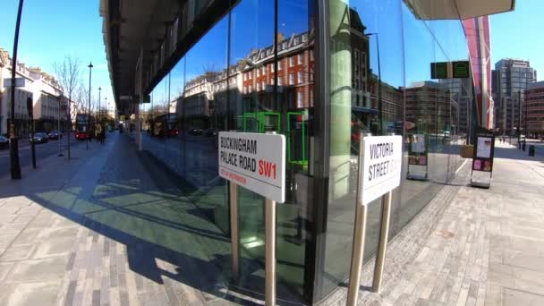 London, UK, March 22, 2020: Coronavirus London lockdown empty streets. Corner Victoria street and Buckingham Palace road. Railway and subway station area. POV. Stay home at sunny day. Hyperlapse. — Stock Video