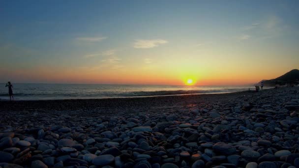 Sonnenuntergang am Meer Zeitraffer Goldene Sonne und blauer Himmel — Stockvideo