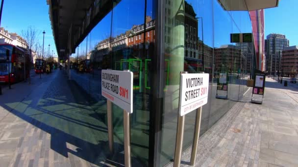 London, UK, March 22, 2020: Coronavirus London lockdown empty streets. Corner Victoria street and Buckingham Palace road. Railway and subway station area. POV. Stay home. Hyperlapse. — Stock Video