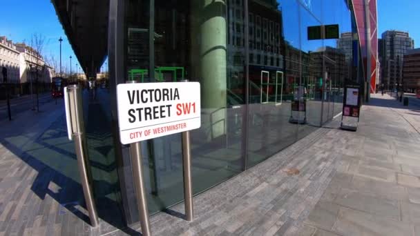 Londýn, Velká Británie, 22. března 2020: Coronavirus Londýn uzavírá prázdné ulice. Corner Victoria Street a Buckingham Palace Road. Železniční a stanice metra. POV. Zůstaň doma. Hyperlapse. — Stock video