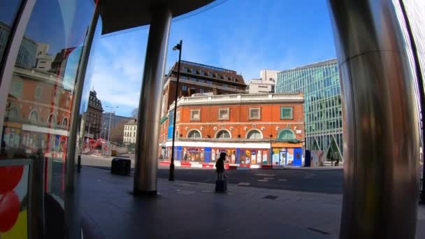 Лондон, Великобритания, 22 марта 2020: Coronavirus London Locdown empty streets. Железнодорожная станция Виктория и район станции метро. POV. Оставайтесь дома в заразный солнечный день. Временной промежуток. Остановить вирус ! — стоковое видео