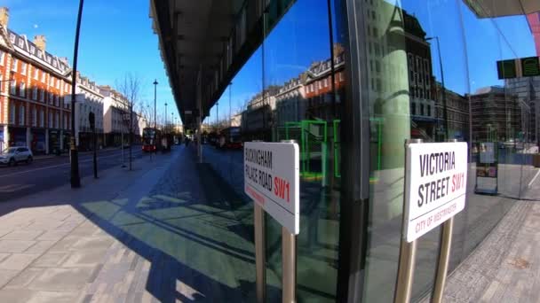 伦敦，英国，2020年3月22日：科罗纳威勒斯伦敦封锁空旷的街道。维多利亚铁路和地铁站区。POV 。在具有传染性的阳光灿烂的日子呆在家里.时间过去了阻止病毒! — 图库视频影像
