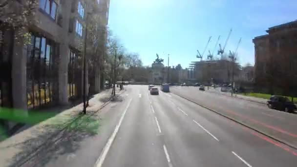 英国伦敦，2020年3月21日：威灵顿拱门和维多利亚地区附近的贝肯纳姆宫花园。二楼双层巴士的挡风玻璃在街上滑倒。科罗纳维勒斯伦敦封锁. — 图库视频影像