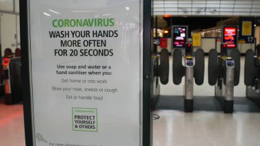 Londra, İngiltere, Mart, 20, 2020: Coronavirus posteri metroda hayatımızdaki değişiklikler, sosyal mesafeler ve COVID-19