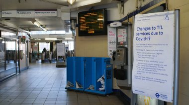 Londra, İngiltere, Mart, 20, 2020: Coronavirus posteri metroda hayatımızdaki değişiklikler, sosyal mesafeler ve COVID-19