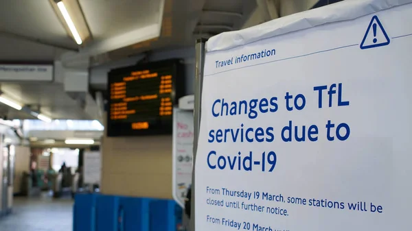 Londres, Reino Unido, 20 de marzo de 2020: Cartel del Coronavirus en el metro sobre los cambios en nuestra vida, el distanciamiento social y COVID-19 —  Fotos de Stock