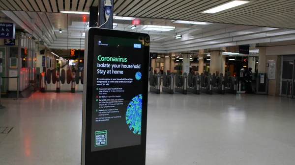 런던, 영국 , March 20, 2020: Led panel at subway information about coronavirus — 스톡 사진