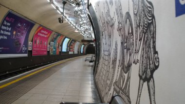 Londra, İngiltere, 20 Mart 2020: Londra Coronavirus tecrit istasyonundaki boş yeraltı istasyonu. Evde kal.