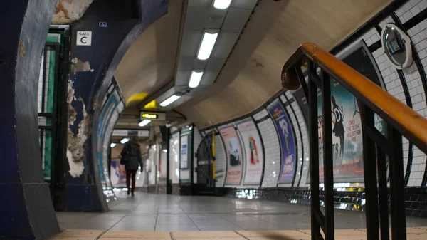 Londres, Reino Unido, 20 de marzo de 2020: Paso del metro en la estación de metro vacía en coronavirus lockdown Vista desde las escaleras — Foto de Stock